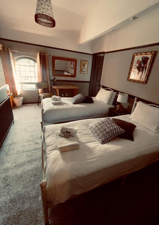 The Italian Greyhound Hotel Great Glen Kültér fotó